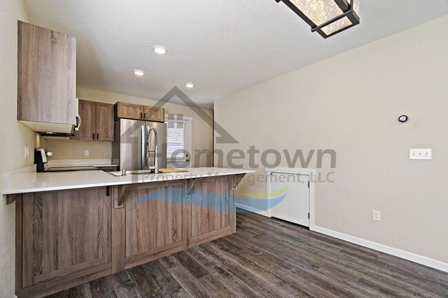 Building Photo - 3 Bedroom 2 Bathroom Home with Attached 2 ...