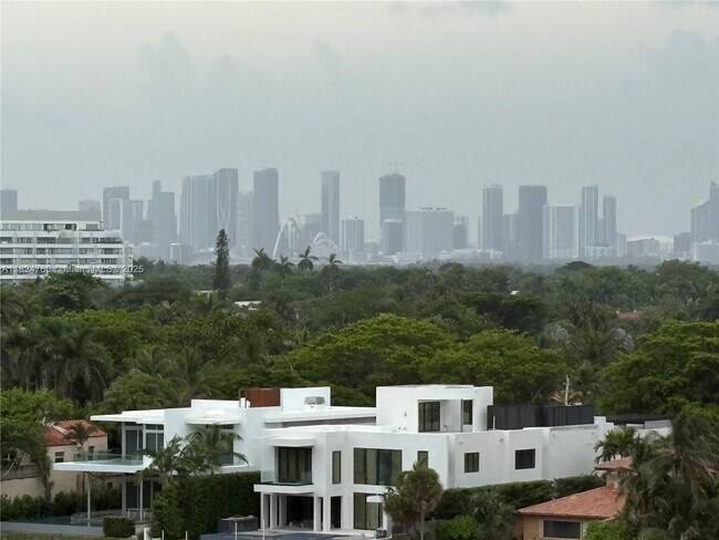 Primary Photo - 5313 Collins Ave