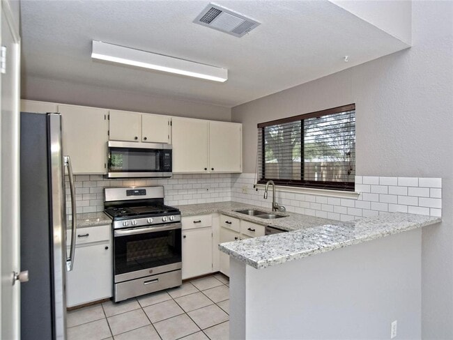 Building Photo - 813 Primrose Ln