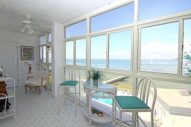 Building Photo - Spacious waterfront furnished condo in Des...