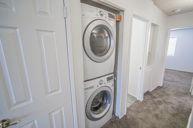 Building Photo - Charming 2-Bedroom Condo with Loft in the American Beauty Community of Canyon Country