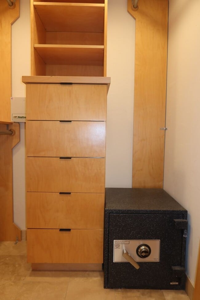 Building Photo - Downtown Studio / Home Office / All Bills ...