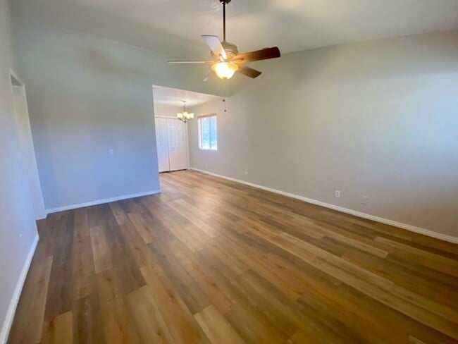 Building Photo - REMODELED TOWNHOME FOR RENT!