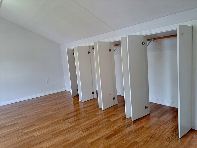 Building Photo - 158 Baker St