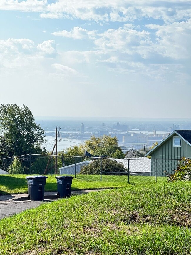 Building Photo - 123 E Ninth St