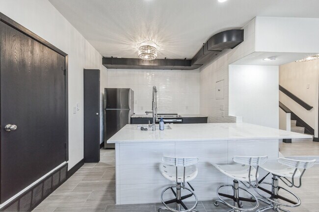 Building Photo - Beautiful Remodeled 2 Bedroom/2 Bathroom Condo is DTC!