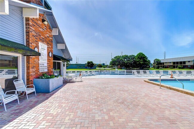 Building Photo - 200 Country Club Dr