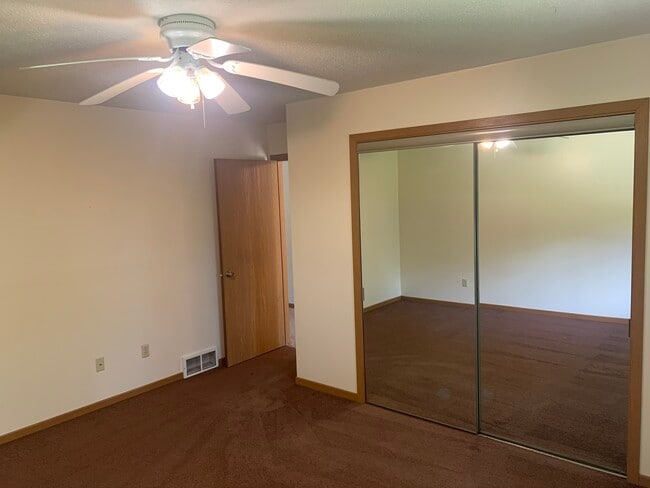 Building Photo - 438-440 W Hillside Dr