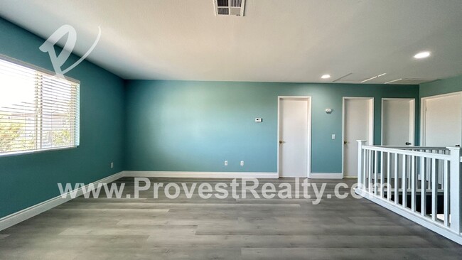 Building Photo - 5 Bedroom, 3.5 Bathroom Victorville Home w...