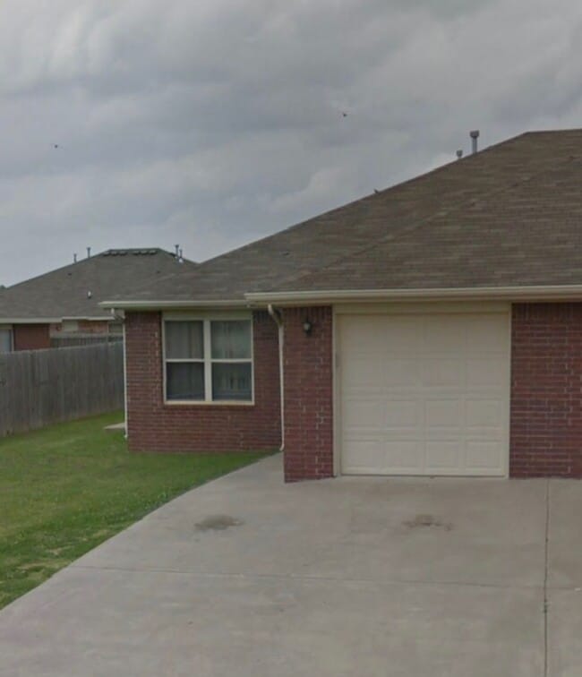 Building Photo - 317-319 E. Asher Ct.