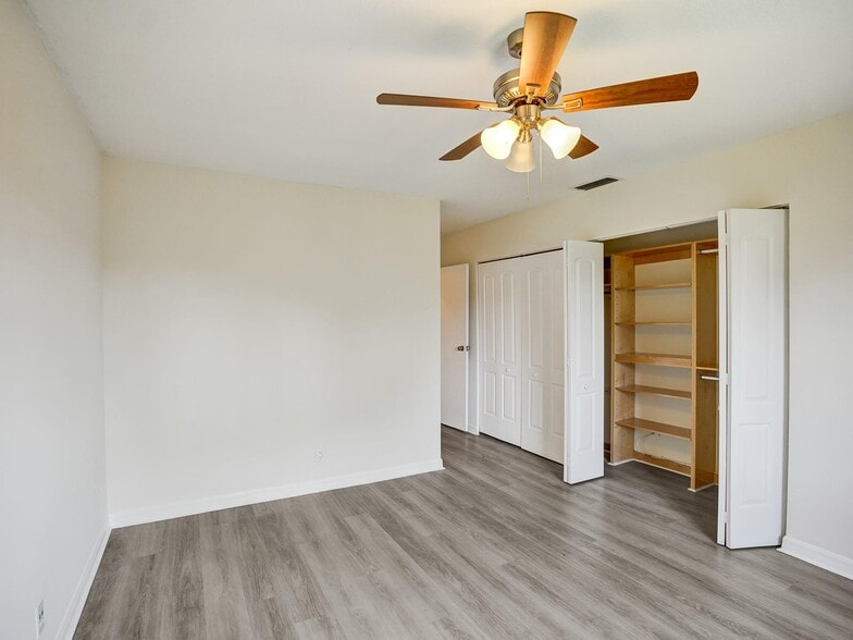 Building Photo - 930 SW 9th Street Cir