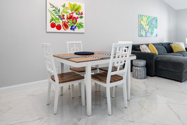 Building Photo - 3068 S Oakland Forest Dr