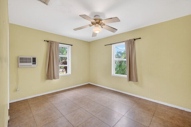 Building Photo - 841 SW 18th Ct