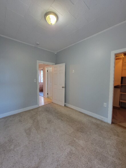 Building Photo - 129 Snow St