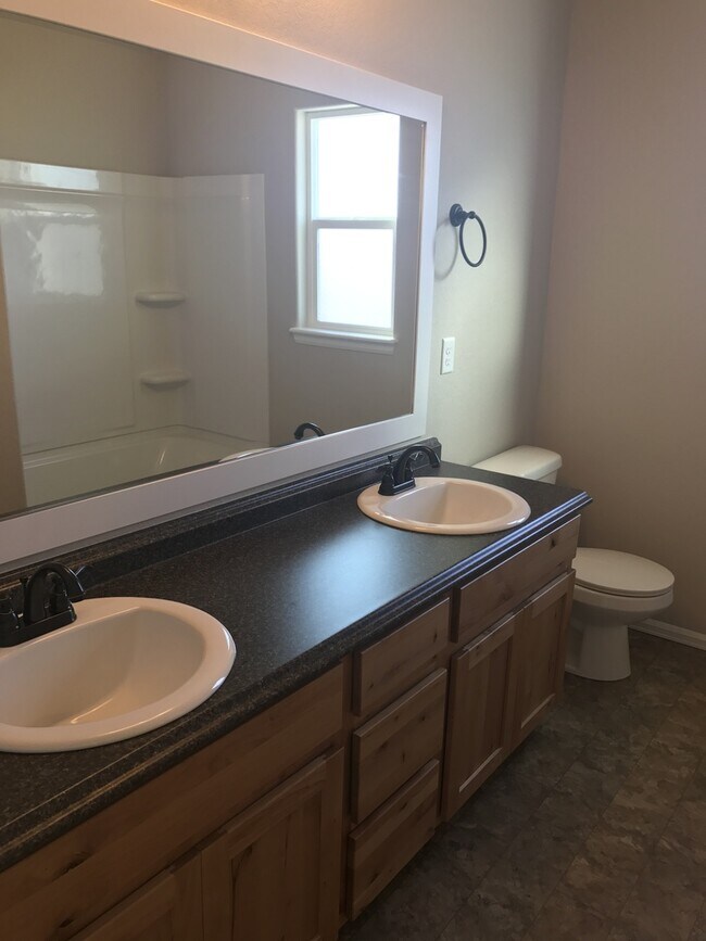 Building Photo - Nice house, 4 bedroom with Mountain Views in Windsor!