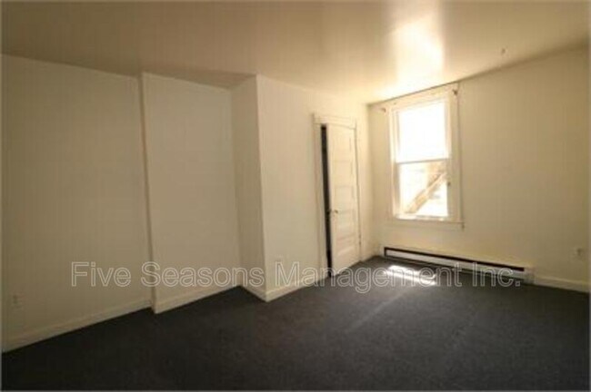 Building Photo - 39 Buell St