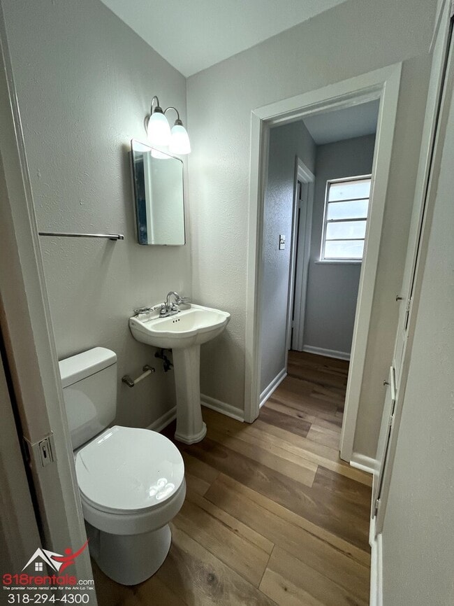 Building Photo - 5645 Knollcrest Dr