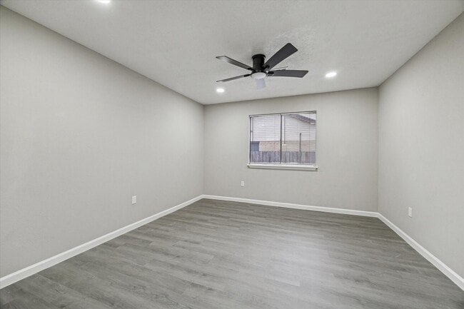 Building Photo - 4934 Deerwood Cir