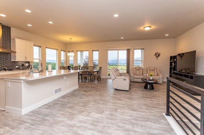 Building Photo - Experience the Perfect Blend of Nature and Luxury!!!