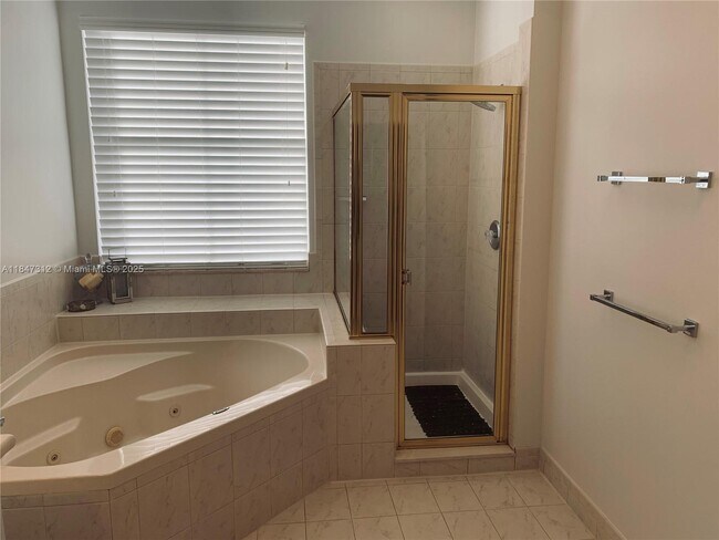 Building Photo - 4951 SW 38th Way