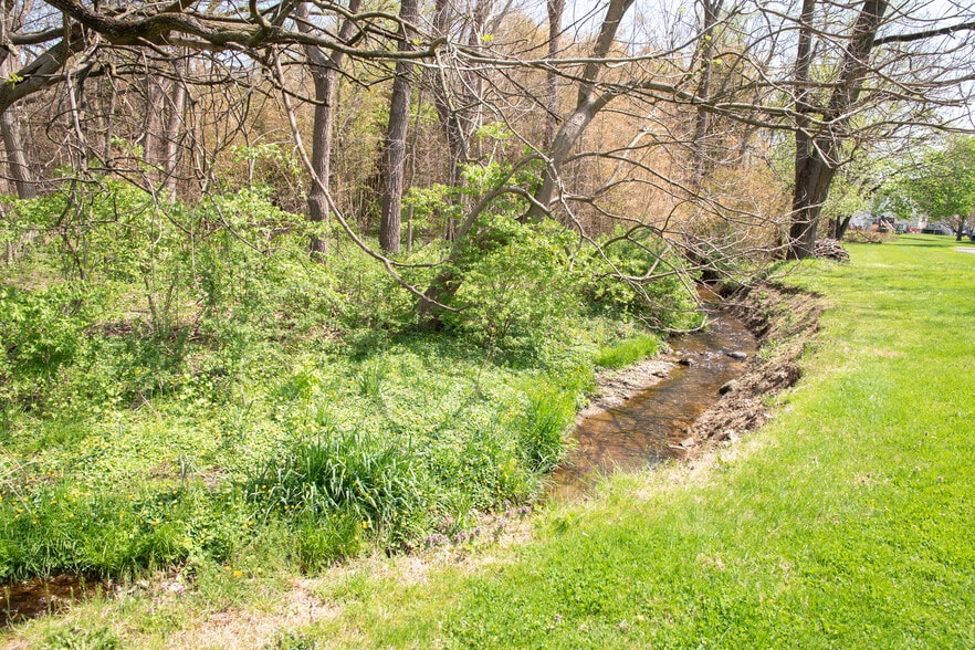 Building Photo - 717 Brunnerville Rd