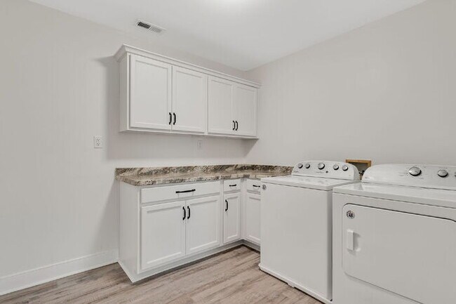 Building Photo - Spacious 5-Bedroom Home in The Highlands