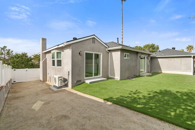 Building Photo - Designer Culver/Fairfax House + Studio | Dog Run & Private Orchard | 3-Car Parking