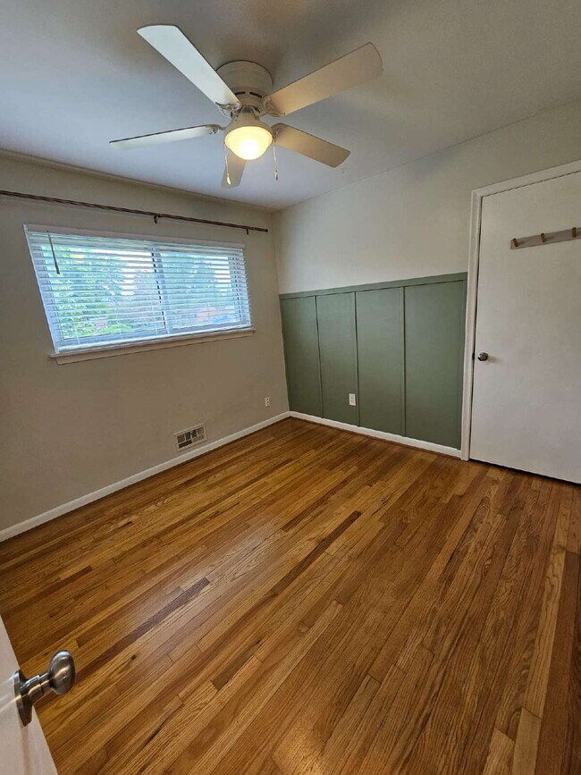 Building Photo - Beautiful 3-Bedroom Ranch in Desirable Northwest Warren, Nice Kitchen, Large Living Room, Finishe...