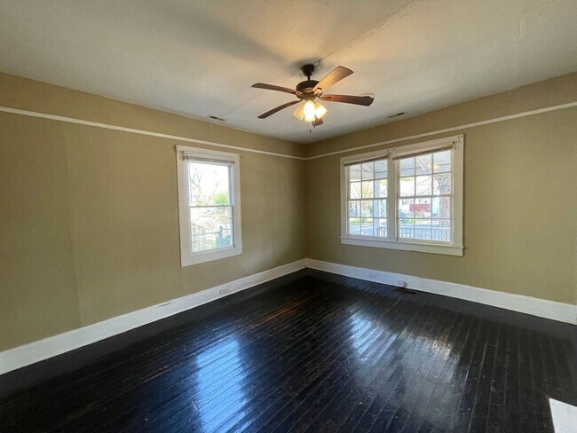 Building Photo - 2 bedroom 1 bathroom house with fenced yard available