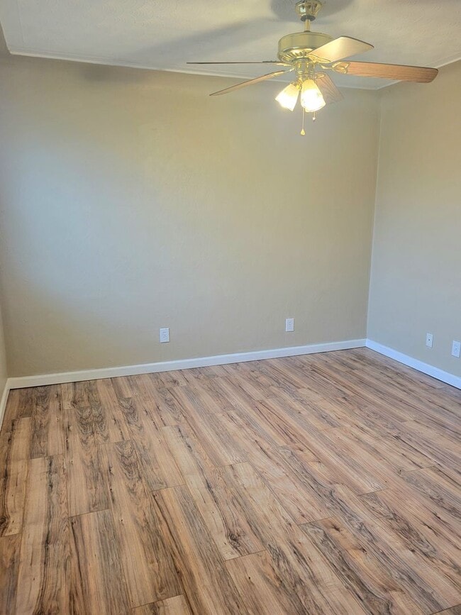 Building Photo - Updated Throughout and Move in ready!!!
