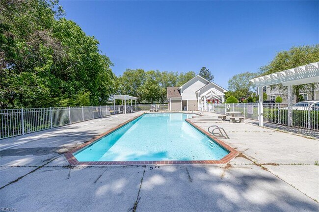 Building Photo - 5300 Warminster Dr