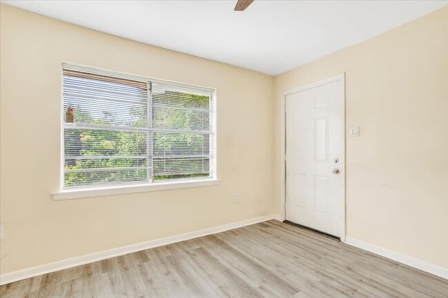 Building Photo - 2-Bedroom Apartment in Convenient Savannah Location