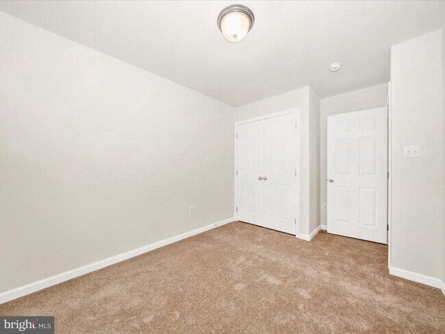 Building Photo - THREE LEVEL TOWN HOUSE IN KELLERTON