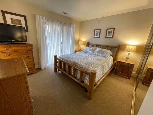 Building Photo - Cozy unit close to skiing!