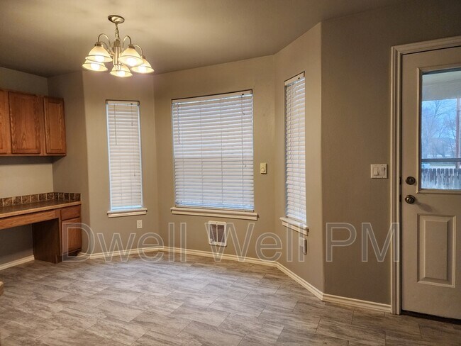 Building Photo - 912 E Georgia Ave