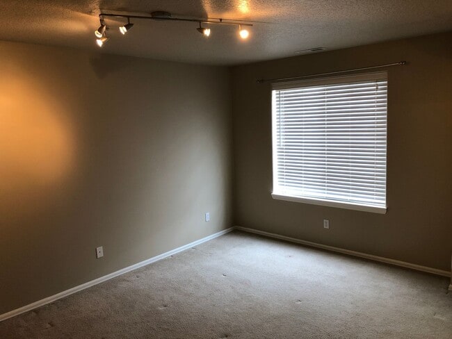 Building Photo - 2-Bedroom in Beaverton near Progress Ridge...