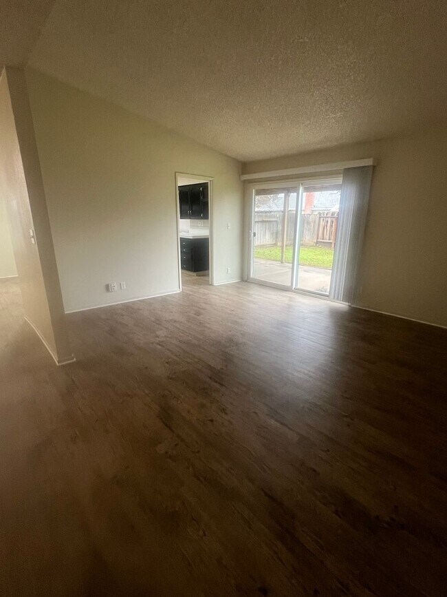 Building Photo - 1040 E Donna Dr