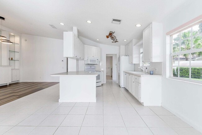 Building Photo - 8270 Eleuthera Ln