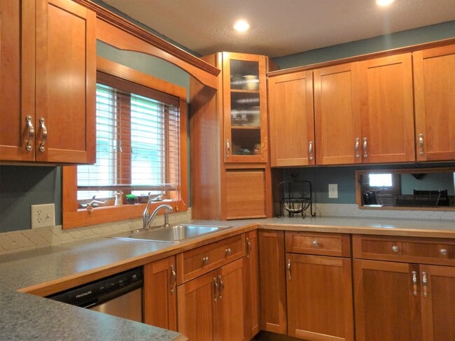 Building Photo - 7560 N Shore Circle North