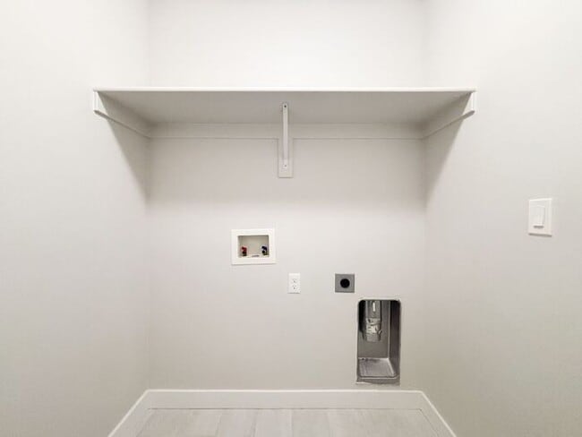 Building Photo - Stunning and Spacious 3BR 3BA Townhouse w/ Quartz Kitchen + Garage Parking + Modern Finishes in E...