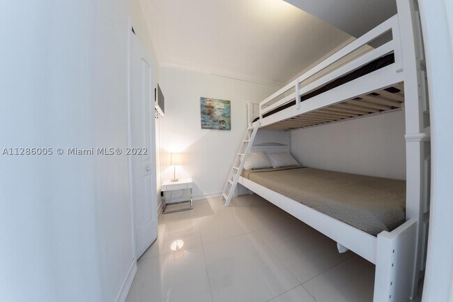 Building Photo - 5601 Collins Ave