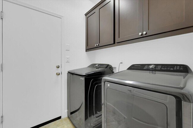 Building Photo - 5658 Stonehaven Dr
