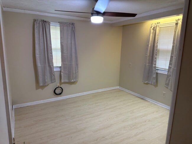 Building Photo - 881 Moyer Ave