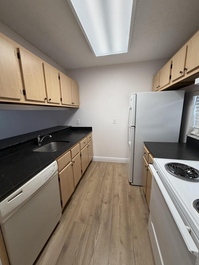 Building Photo - 8720 N Sherman Cir