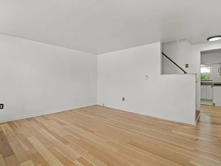 Building Photo - 179 Frank St