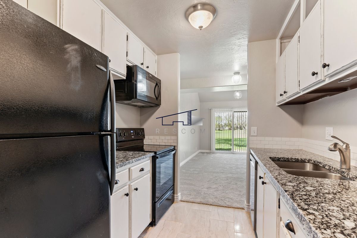 Building Photo - 26 White Barn Dr