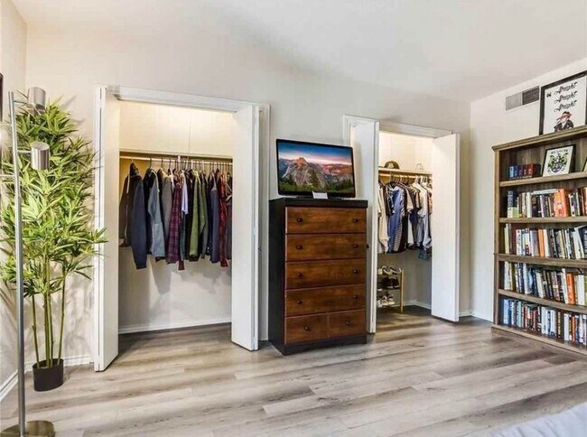 Building Photo - 505 W 7th St