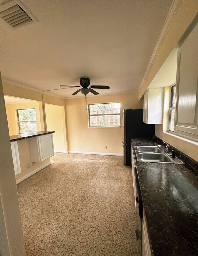 Building Photo - 6064 Longchamp Dr