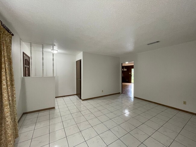 Building Photo - New Listing!