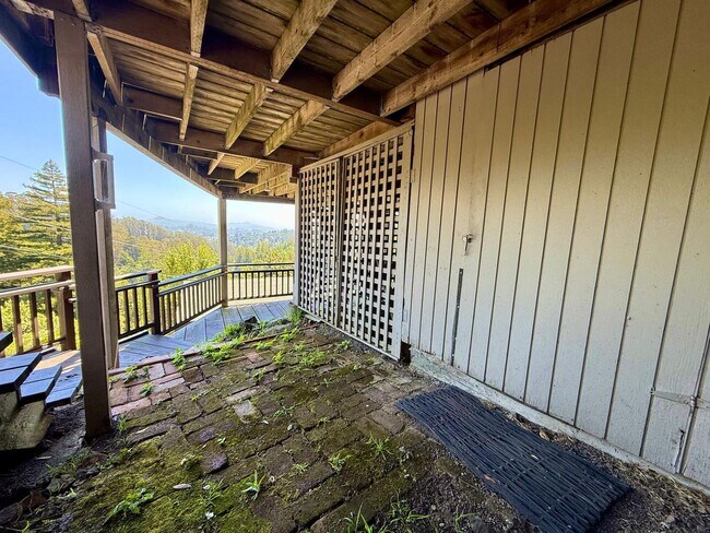 Building Photo - SPACIOUS THREE BED / THREE BATH HOME OFF OF PANORAMIC HWY WITH STUNNING VIEWS